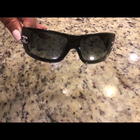 Chanel sunglasses - Picture 2 of 4